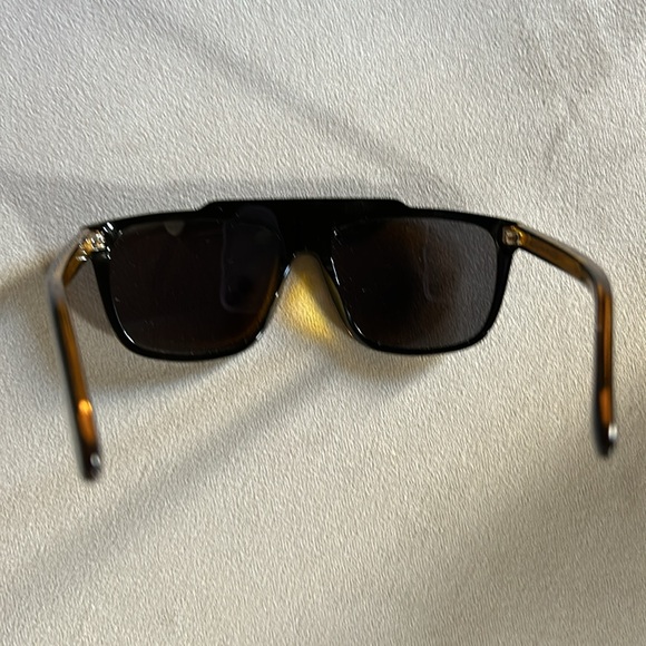 Gucci Sunglasses never worn. - Picture 4 of 4